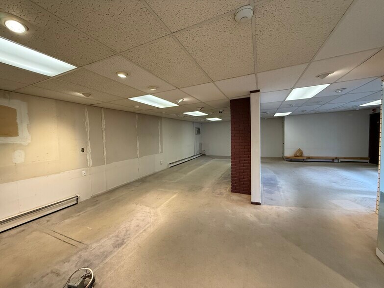 More Photos Of 142 Highland St, Worcester Storefront Retail Residential For Lease