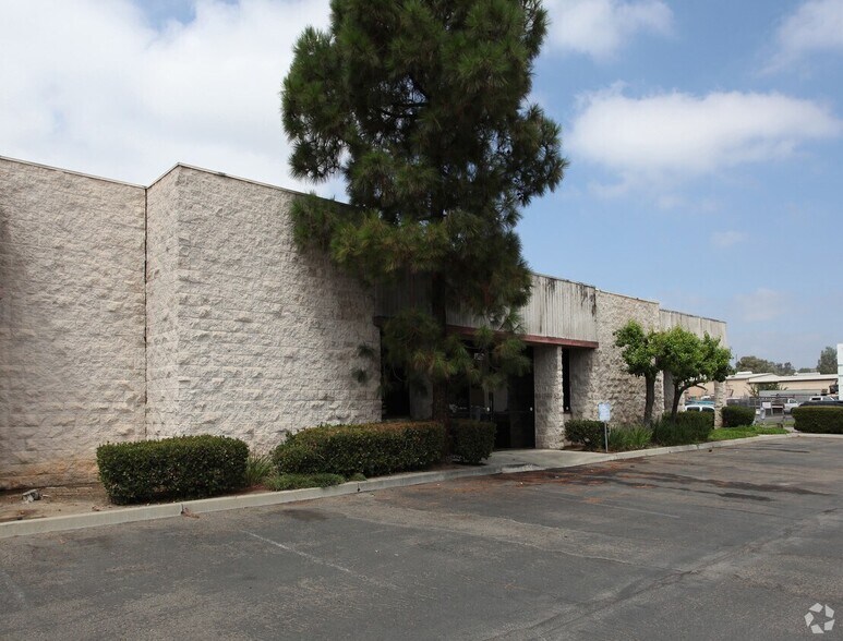 More Photos Of 1553 Simpson Way, Escondido Showroom For Lease