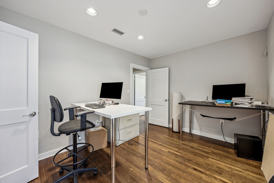 More Photos Of 2123 Northland Dr, Austin Office For Sale