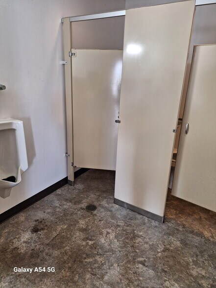 More Photos Of 5211 Oster Rd, Sheffield Village Truck Terminal For Lease