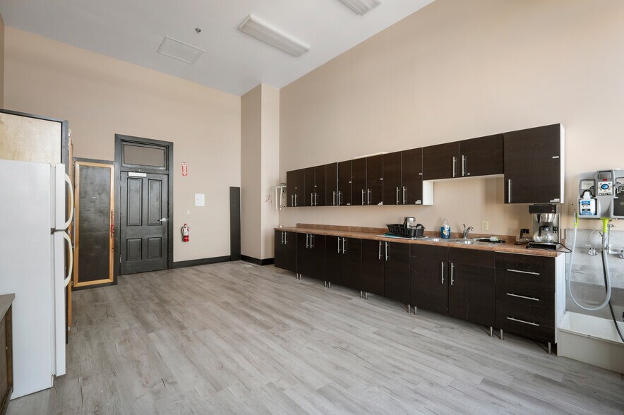 More Photos Of 108 S Walnut St, Muncie Office For Sale