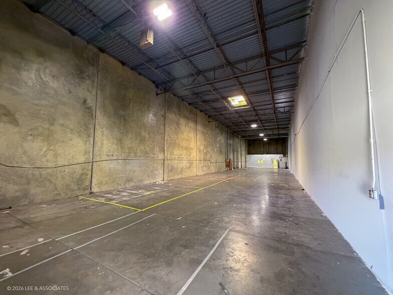 More Photos Of 1057 Ellis Rd N, Jacksonville Warehouse For Lease