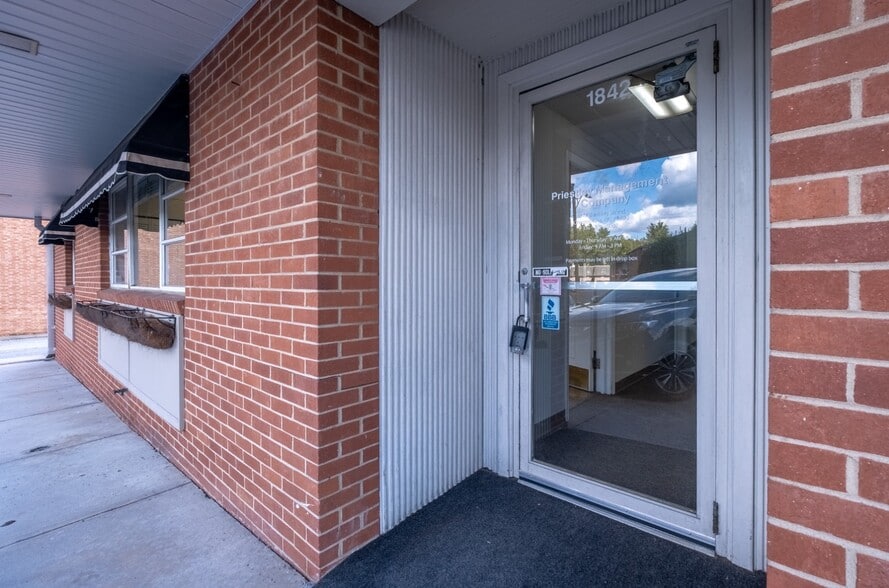 More Photos Of 1842 Banking St, Greensboro Office For Sale