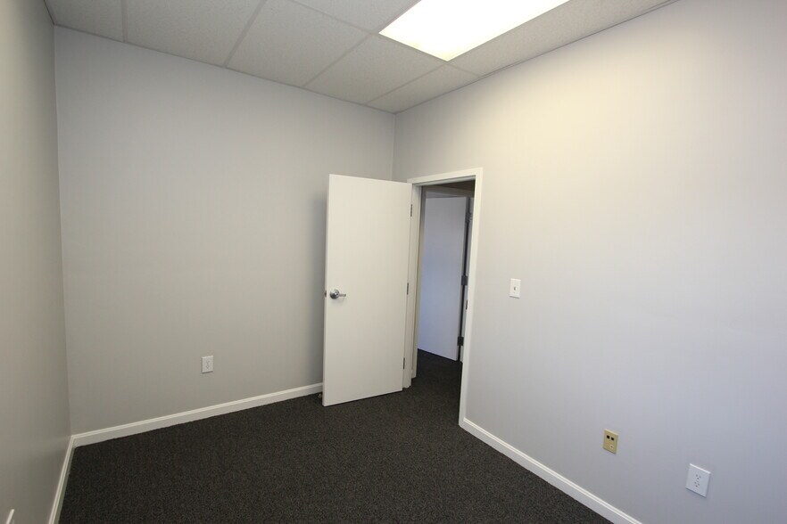 More Photos Of 87 Main St, North Reading Light Manufacturing For Sale