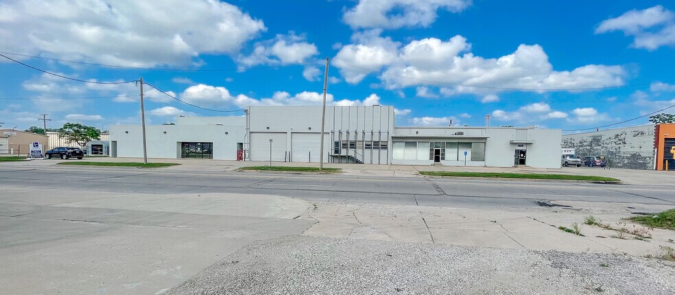 More Photos Of 926-930 N Mosley Ave, Wichita Warehouse For Lease