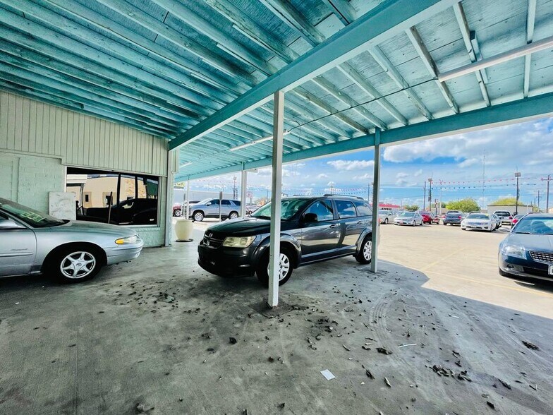 More Photos Of 4006 N Navarro St, Victoria Auto Dealership For Sale