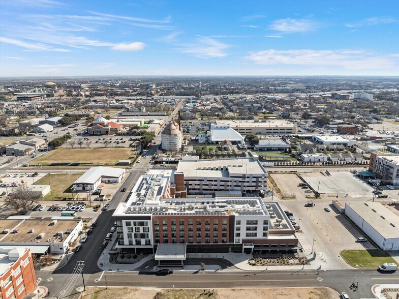 More Photos Of 325 6th st, Waco Storefront For Lease