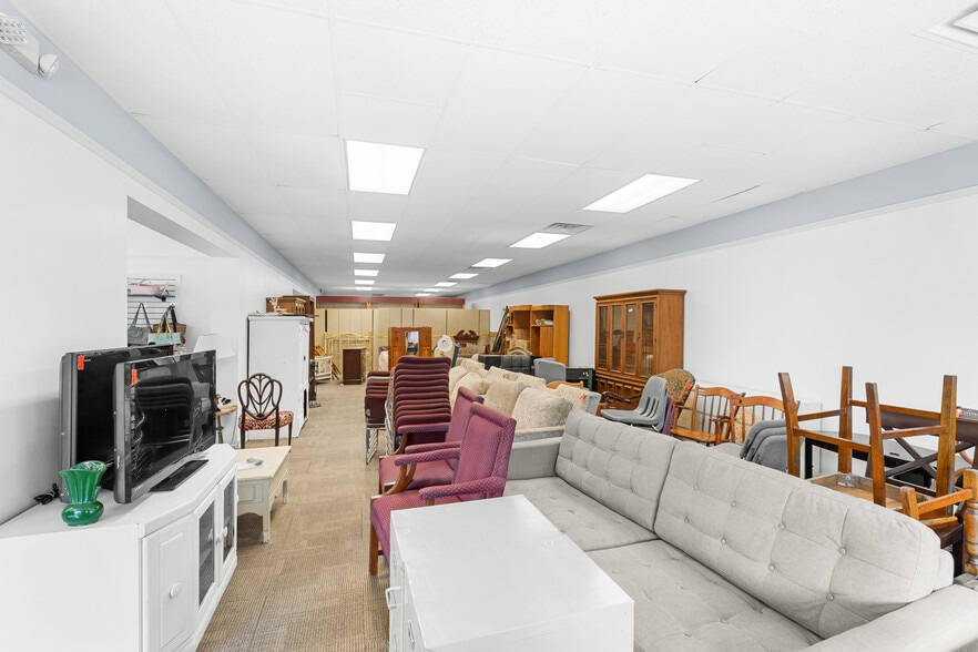 More Photos Of 6 Television Cir, Savannah Freestanding For Lease