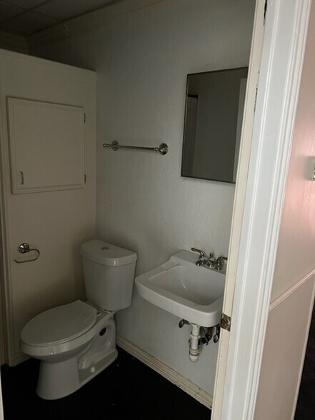 More Photos Of 11166 Ables Ln, Dallas Warehouse For Lease