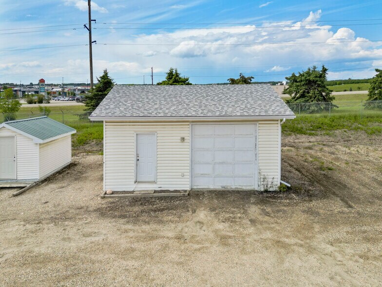 More Photos Of 5516 Industrial Rd, Rocky Rapids Office For Lease