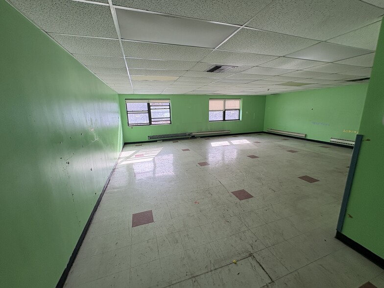 More Photos Of 33 Somers St, Brooklyn Schools For Lease