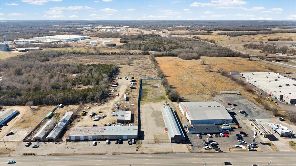 More Photos Of 2301 N Main St, Paris Freestanding For Sale