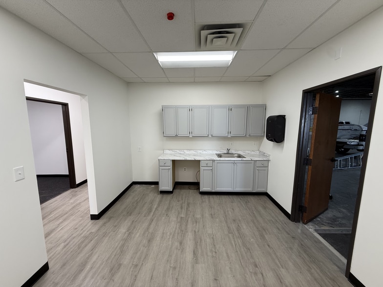 More Photos Of 935 Avenue R, Grand Prairie Distribution For Lease