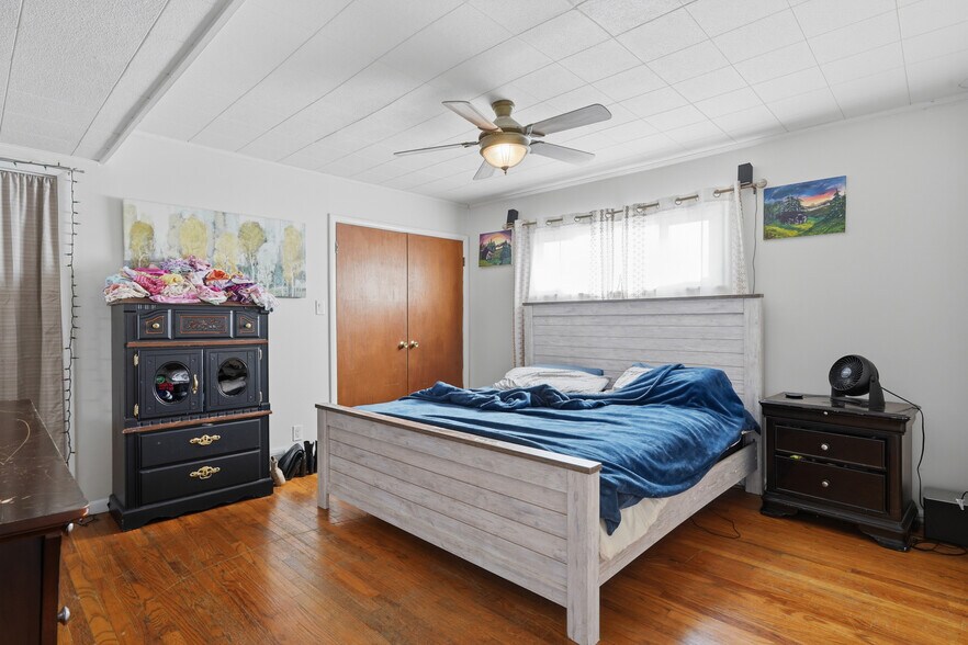 More Photos Of 23589-23593 Van Born Rd, Taylor Freestanding For Sale