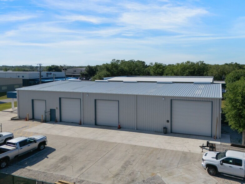 More Photos Of 1734 Apex Rd, Sarasota Warehouse For Lease