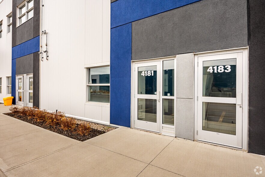More Photos Of 4177-4233 Rue Marcel Lacasse, Boisbriand Industrial For Lease