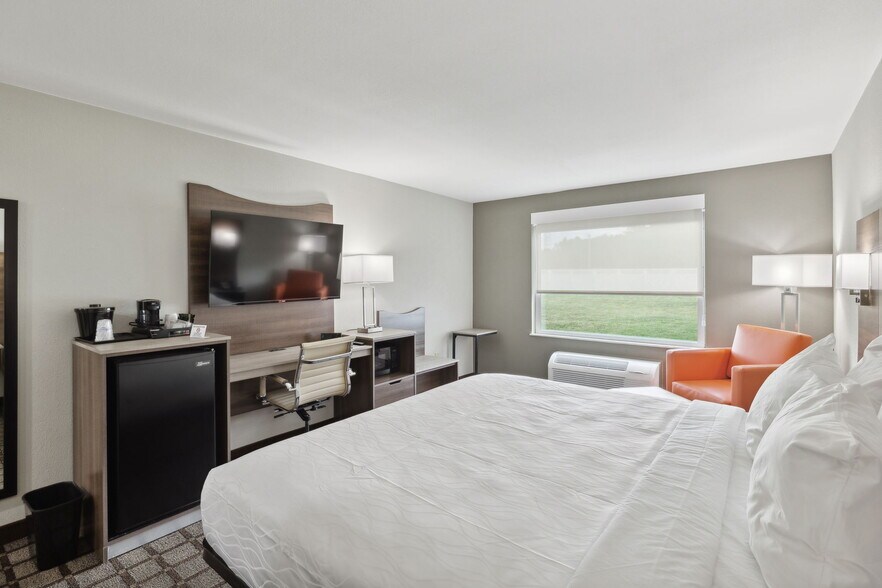 More Photos Of 126 Expressway Dr, Manchester Hotel For Sale