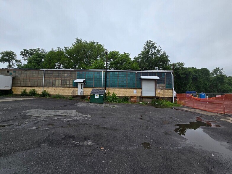 More Photos Of 2 Whitehead rd, Hamilton Warehouse For Lease