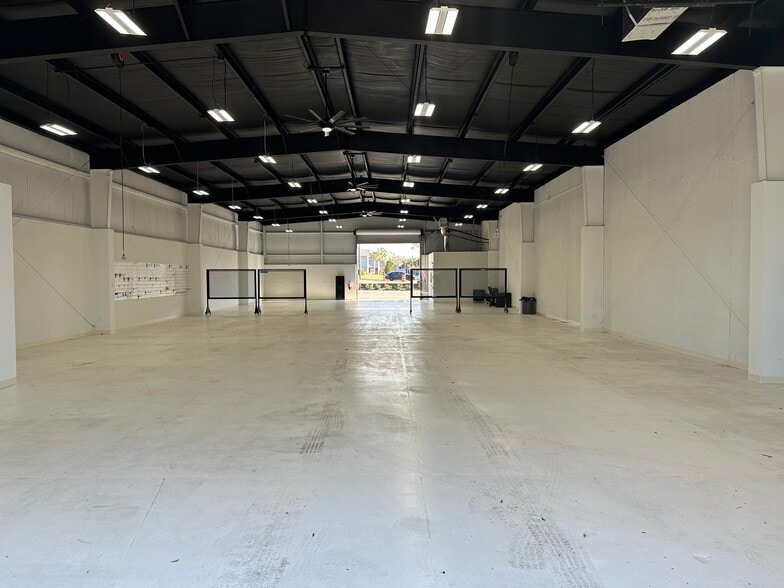 More Photos Of 26611 Wesley Chapel Blvd, Lutz Warehouse For Lease