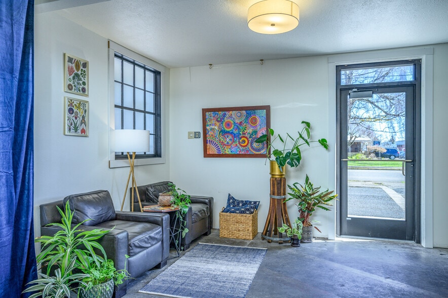 More Photos Of 475 NE 17th St, McMinnville Storefront For Sale