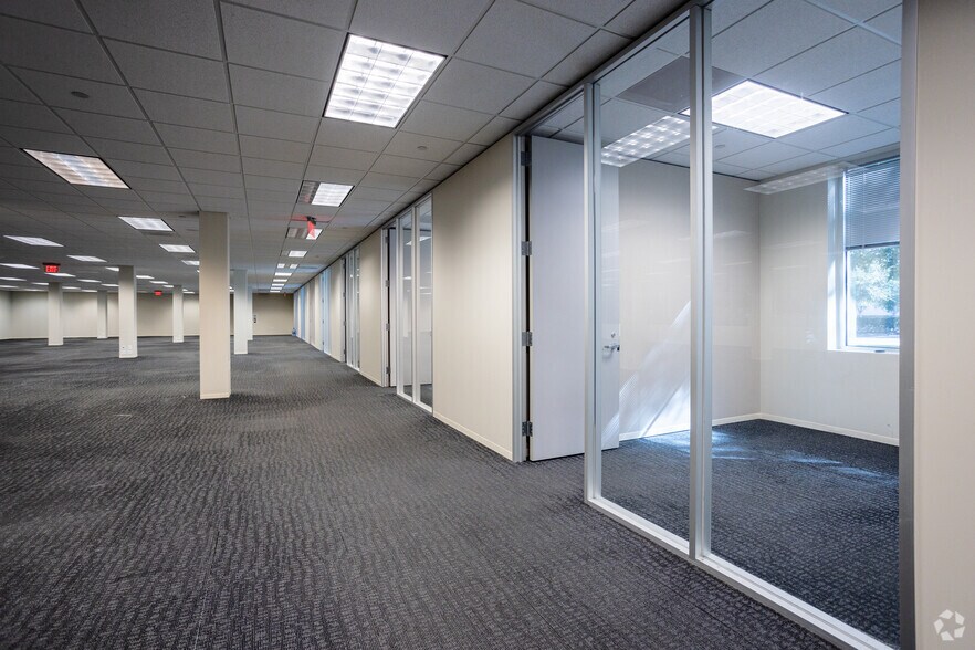 More Photos Of 1111-1113 Gillingham Ln, Sugar Land Distribution For Lease