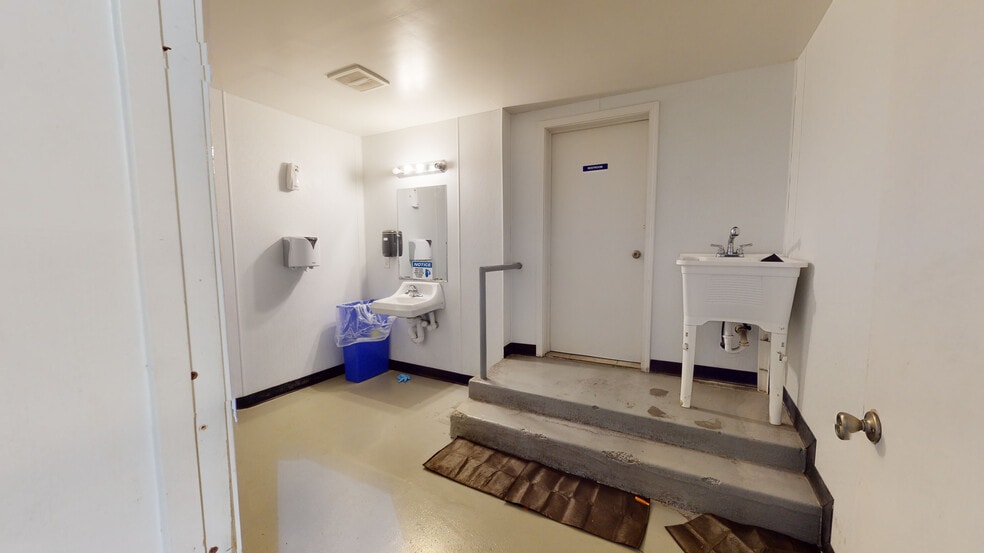 More Photos Of 415 E 10th St, Pittsburg Warehouse For Sale