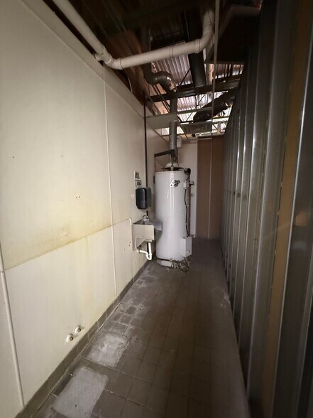 More Photos Of 945-965 E Summit St, Milford General Retail For Lease