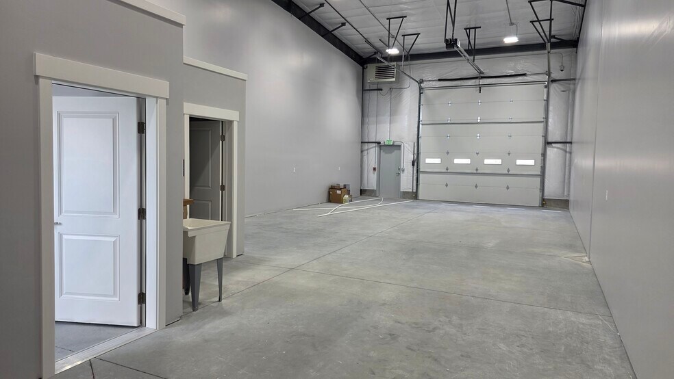 More Photos Of 35 Landmark Ln, Rigby Flex For Lease