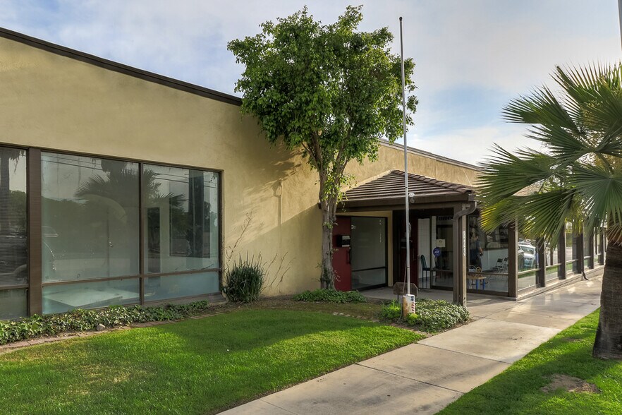 Primary Photo Of 817 W Colton Ave, Redlands Storefront For Lease