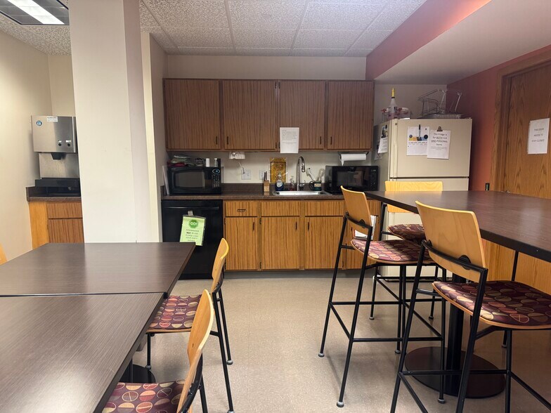 More Photos Of 712 Riverfront Dr, Sheboygan Office For Sale