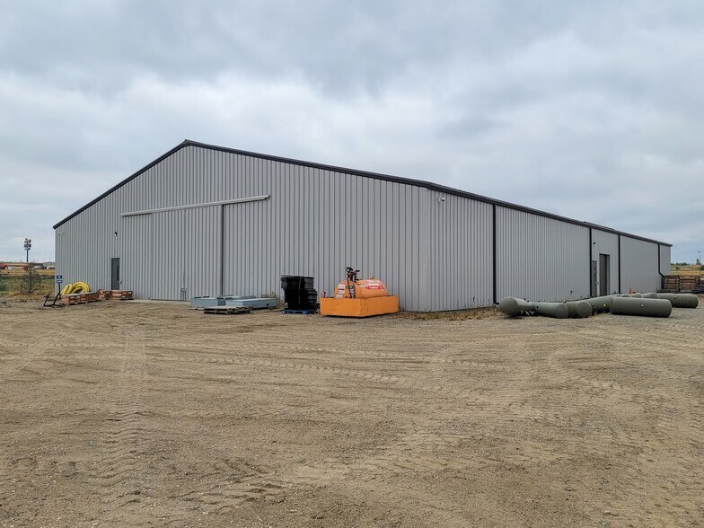 More Photos Of 10315 Camp Dr, Williston Flex For Lease