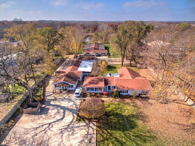 More Photos Of 4403 S Roberts Rd, Island Lake Veterinarian Kennel For Sale