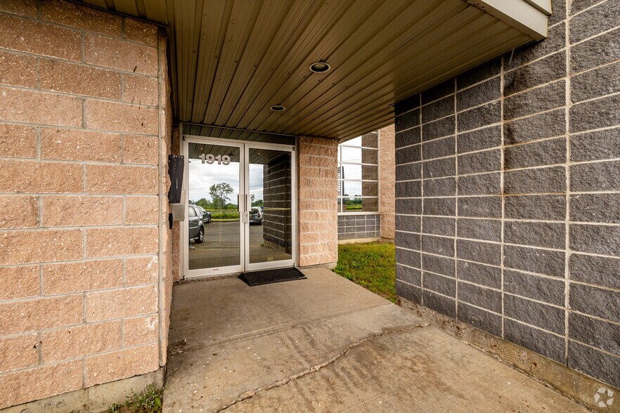 More Photos Of 1919-1933 Boul Lionel-Bertrand, Boisbriand Flex For Lease