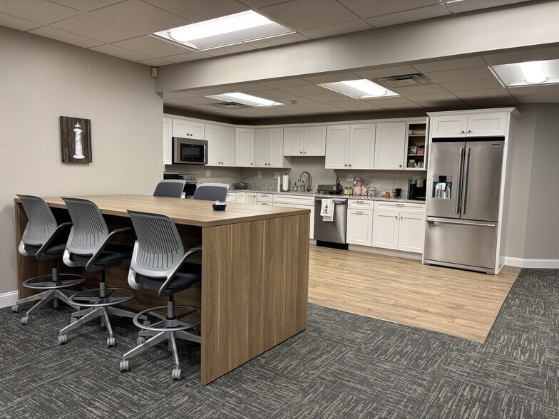 More Photos Of 6 Blackstone Valley Pl, Lincoln Medical For Lease