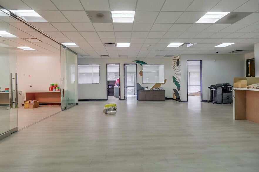 More Photos Of 5947-5951 Variel Ave, Woodland Hills Office For Sale