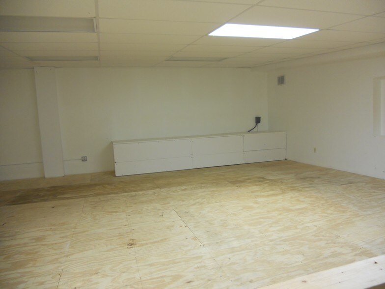 More Photos Of 6142-6162 Clark Center Ave, Sarasota Warehouse For Lease
