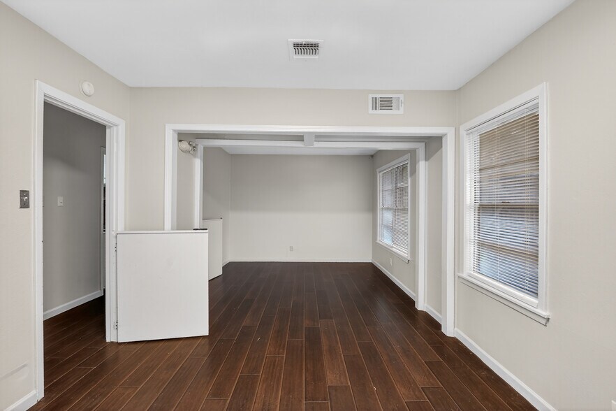 More Photos Of 5109 E 5th St, Katy Storefront Retail Office For Lease