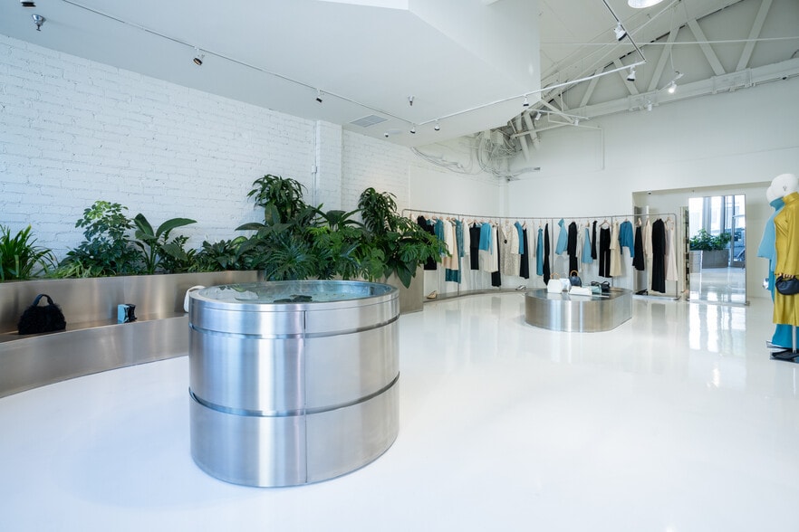 More Photos Of 9970 Santa Monica Blvd, Beverly Hills Storefront For Lease