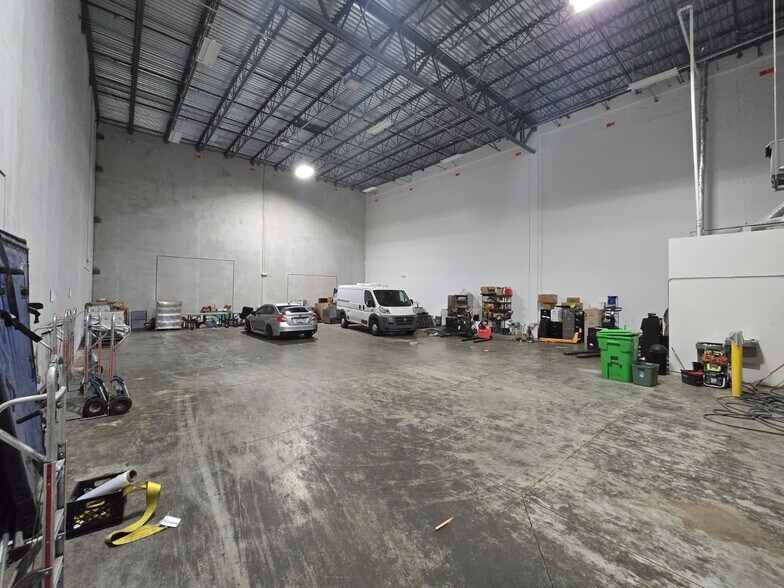 More Photos Of 10400 NW 55th St, Sunrise Manufacturing For Lease