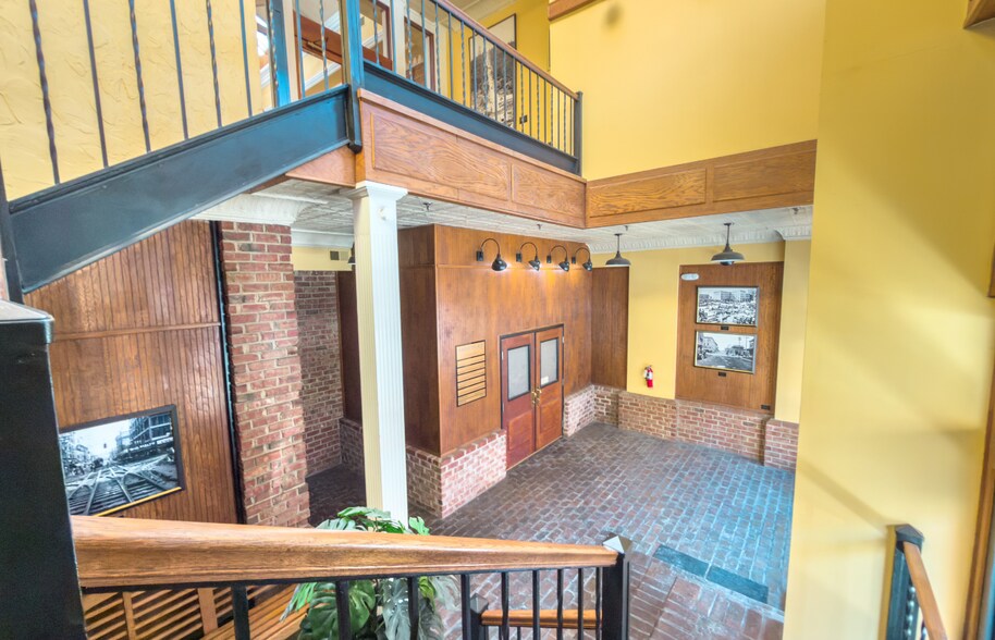 More Photos Of 114 Market St SE, Roanoke Storefront Retail Office For Lease