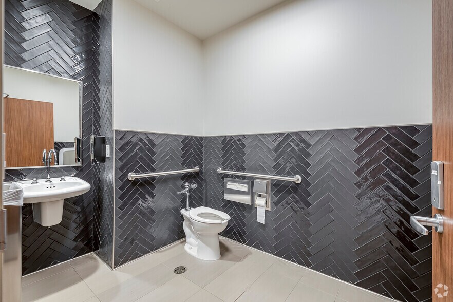 More Photos Of 1120 Raintree Cir, Allen Medical For Lease