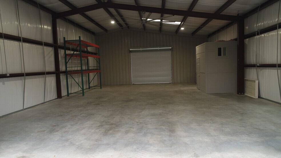 More Photos Of 9144 Sharyn Dr, Conroe Warehouse For Lease