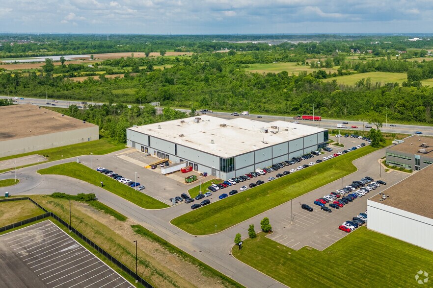 More Photos Of 970-980 Pl Paul-Kane, Laval Warehouse For Lease
