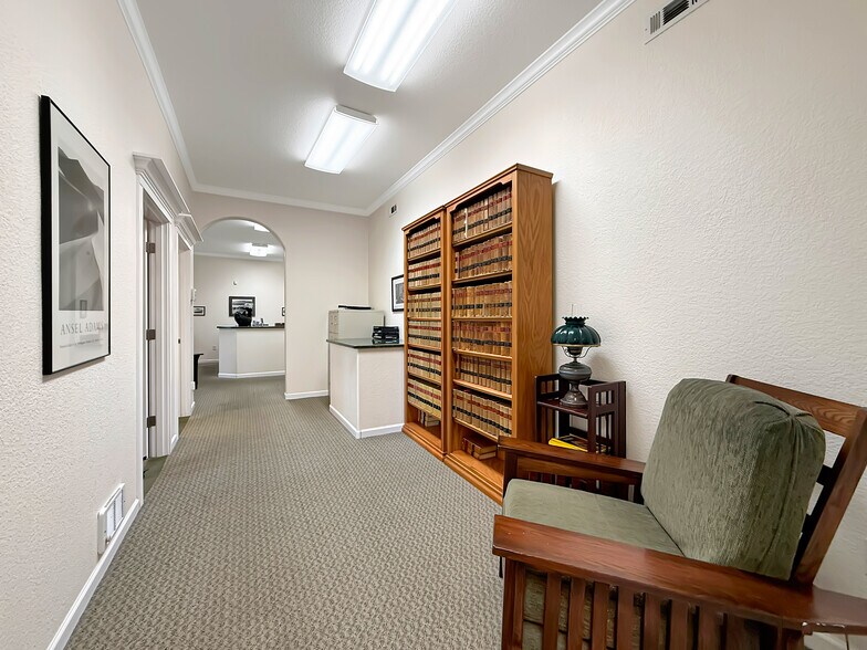 More Photos Of 624 Fleet St, Brookings Office For Sale
