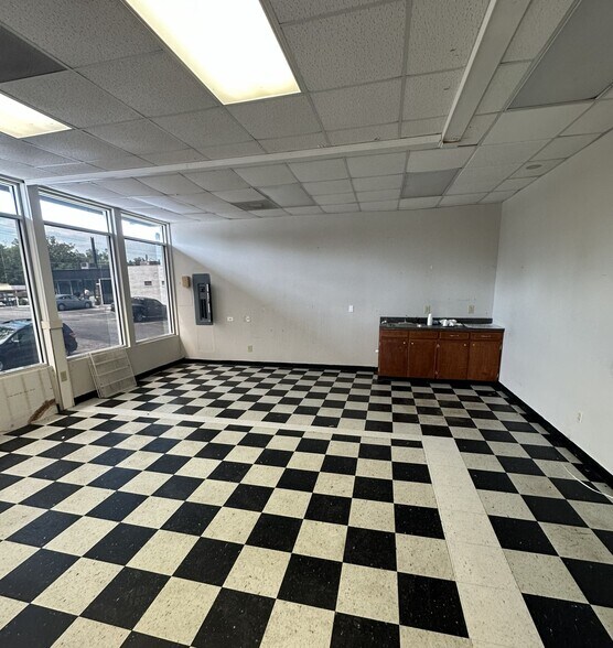 More Photos Of 27 N Pond St, Toccoa Flex For Lease