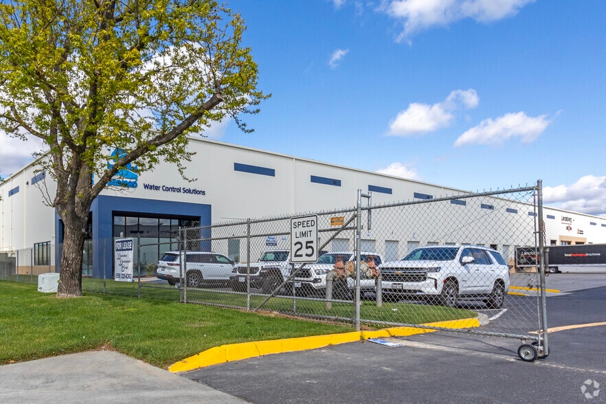 More Photos Of 3816 S Willow Ave, Fresno Distribution For Lease
