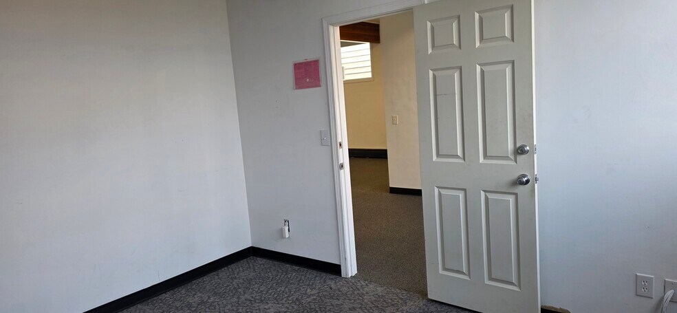 More Photos Of 3211 Broadway, Everett Warehouse For Lease