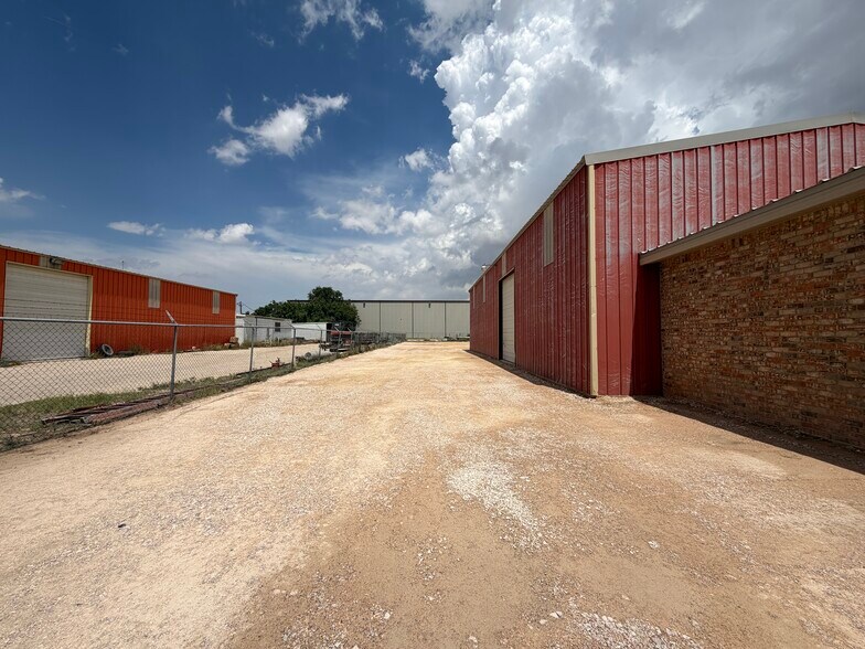 More Photos Of 4921 S County Road 1303, Odessa Light Manufacturing For Lease