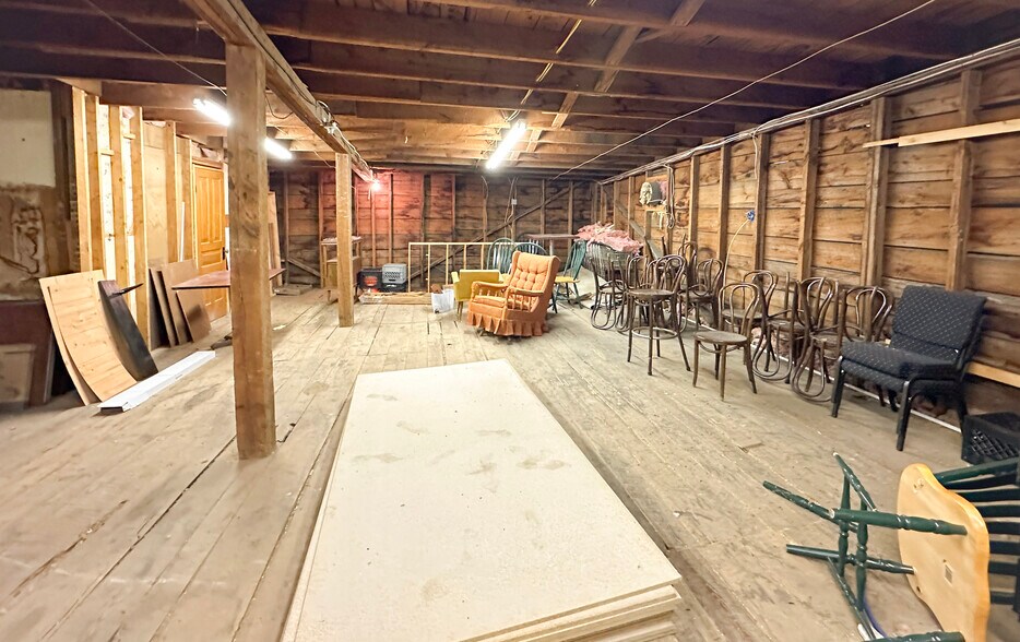 More Photos Of 210 2nd St, Lincoln Flex For Sale
