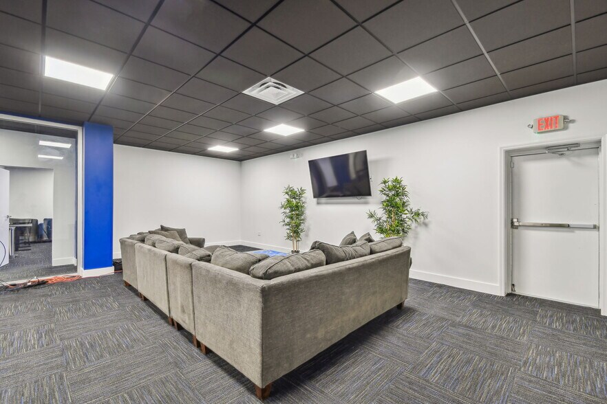 More Photos Of 14915 N Nebraska Ave, Tampa Showroom For Sale